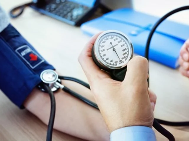 نحوه سنجش فشار خون با فشار سنج عقربه ای چگونه است؟