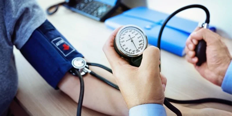 نحوه سنجش فشار خون با فشار سنج عقربه ای چگونه است؟